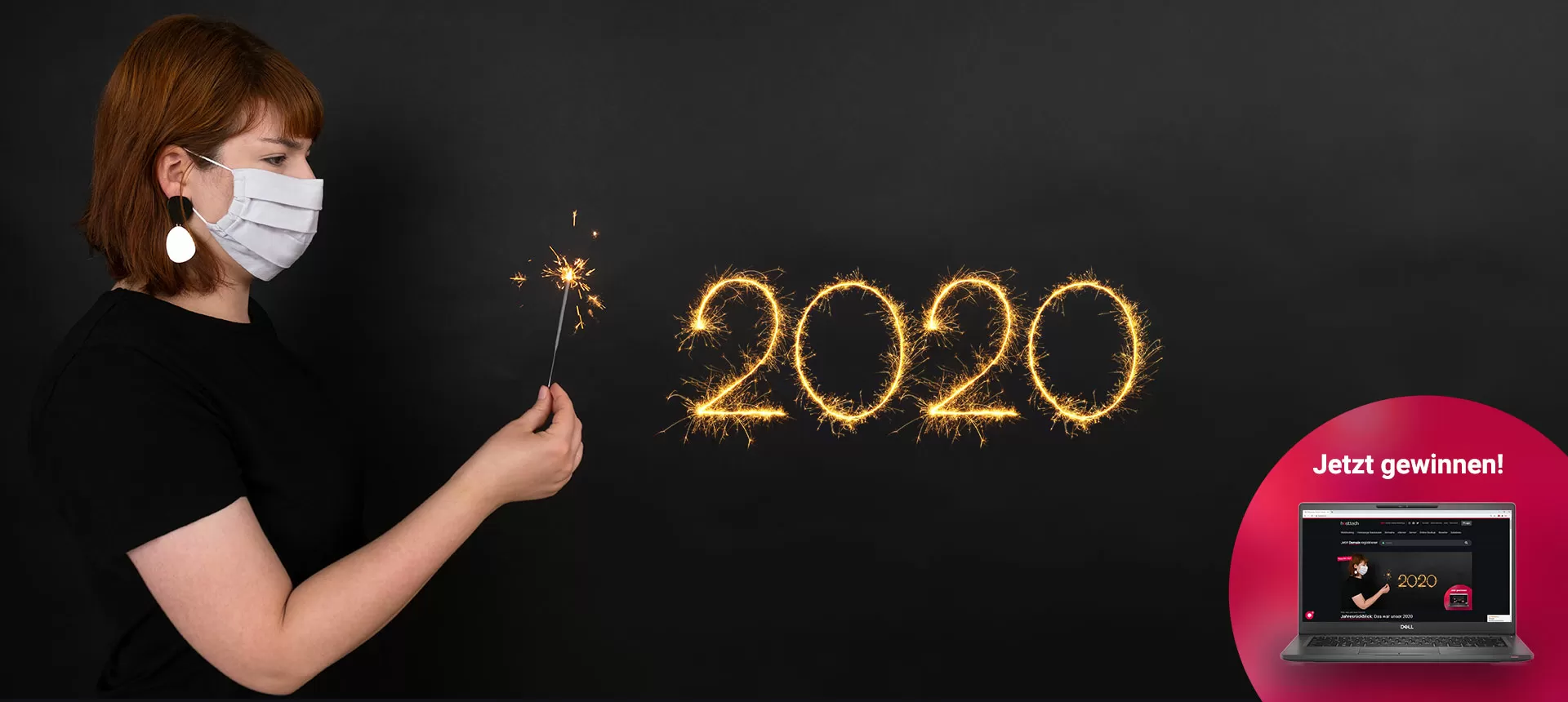 Frau mit Wunderkerze steht neben der Jahreszahl 2020