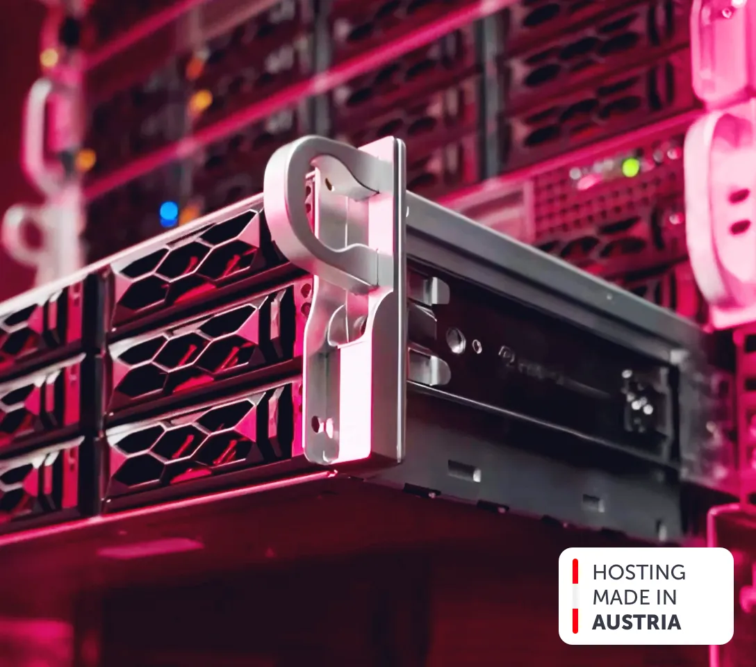 Ein Business-Server, welcher in ein Server-Rack eingeschoben wird. Der Server ragt halb aus dem Rack heraus. Darüber sind weitere Server im Rack zu sehen. Das ganze Bild ist in rotes Stimmungslicht getauch.