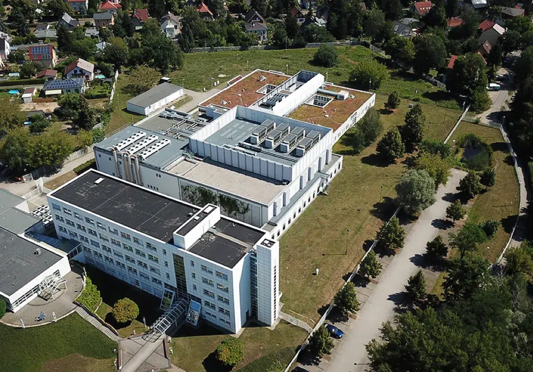 Luftaufnahme des Rechenzentrums in Berlin, in welchem Server von hosttech stehen.