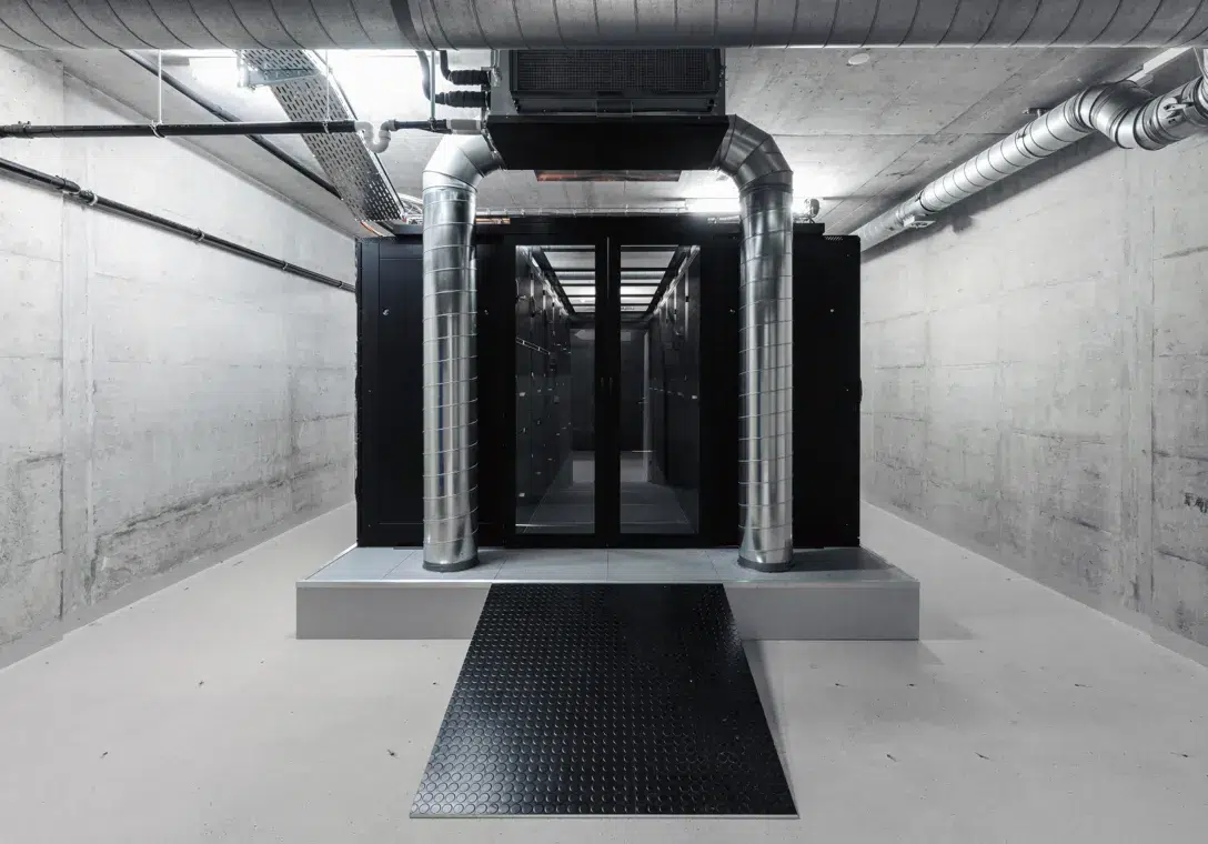 Blick in einen Server-Raum im zentralschweizer hosttech-Rechenzentrum DATAROCK. Moderne IT-Infrastruktur mit Kaltgangeinhausung und effizienter Klimaführung.