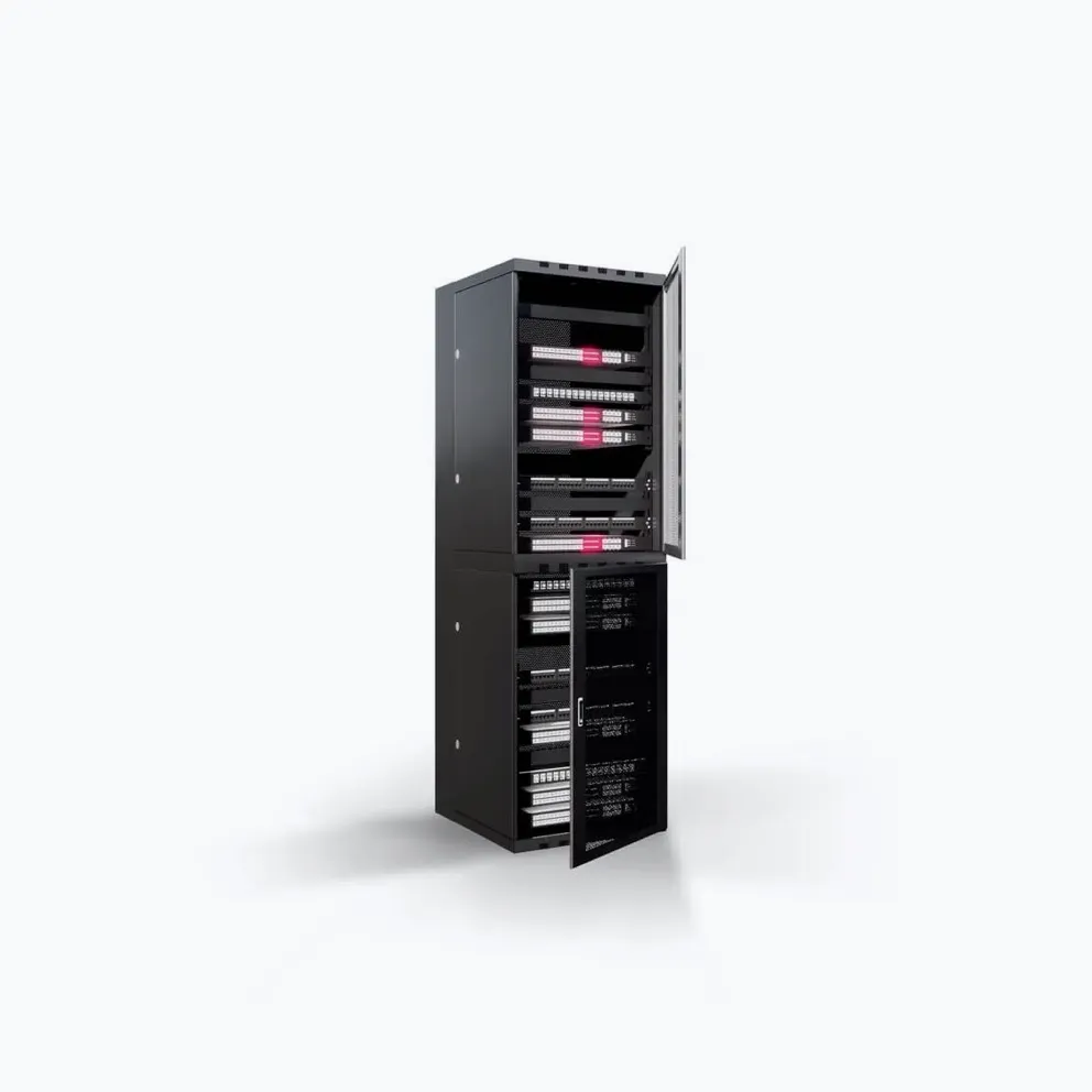 Visualisierung eines Half Racks im Colocation-Angebot von hosttech. Server-Rack gefüllt mit Servern und mit zwei leicht geöffneten Gittertüren, welche jeweils eine Hälfte des Racks verschließen können.