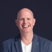 Portrait-Foto von Christoph Mayer, Strategic Partner Manager bei hosttech