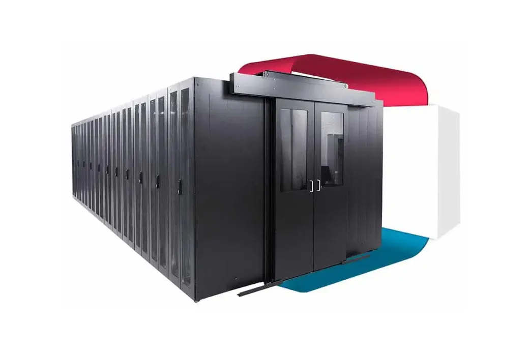 Visualisierung der Kaltgangeinhausung in den Colocation-Räumen von hosttech. Schwarze Server-Racks sind so angeordnet, dass sie einen Gang bilden. Dieser ist mit Schiebetüren verschlossen. Hinten sind die Racks mit Gittertüren versehen. Oberhalb der Racks symbolisiert eine rote Linie die warme Abluft aus den Servern. Unterhalb der Racks symbolisiert eine blaue Fläche die kühle Luft, welche durch den Gitterboden im Gang zu den Servern gelangt.