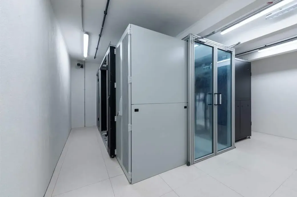 Visualisierung einer Private Suite im Colocation-Angebot von hosttech. Zu sehen ist ein Raum, in dem verschlossene Server-Racks inkl. Kaltgangeinhausung installiert sind.