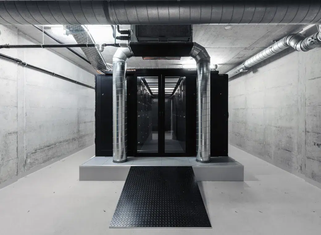 Blick in einen Server-Raum im zentralschweizer hosttech-Rechenzentrum DATAROCK. Moderne IT-Infrastruktur mit Kaltgangeinhausung und effizienter Klimaführung.